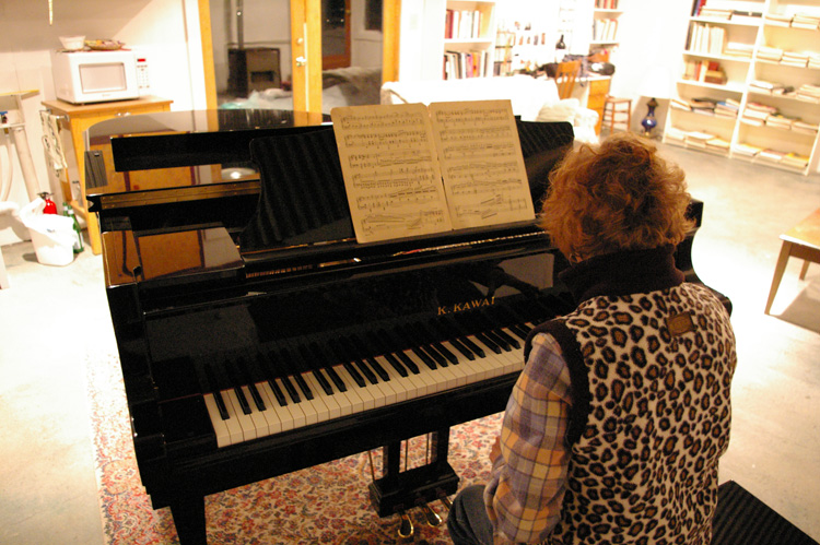 Piano lady meets her piano
